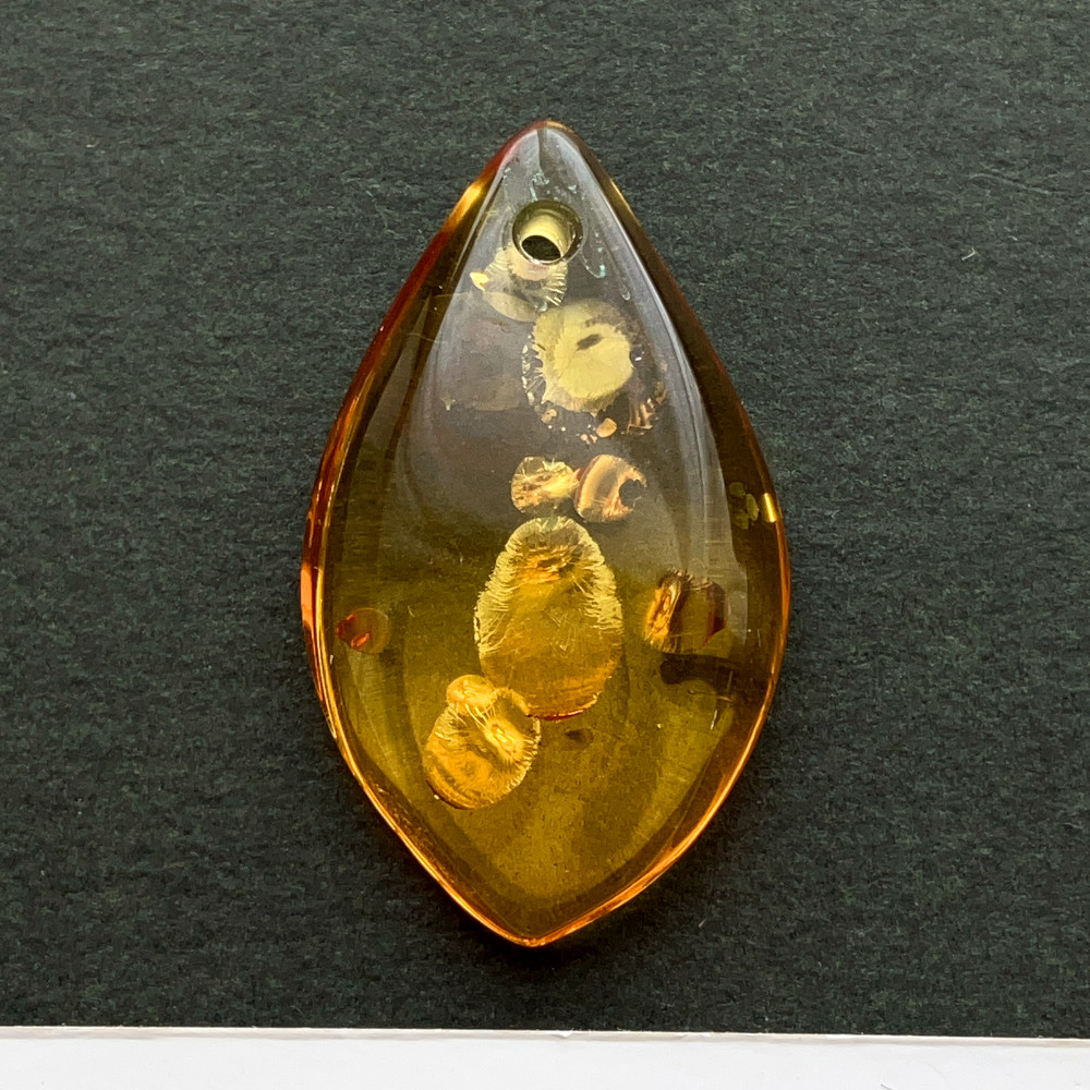 穴あきバルティックアンバー[167] 30x18mm 8Cts