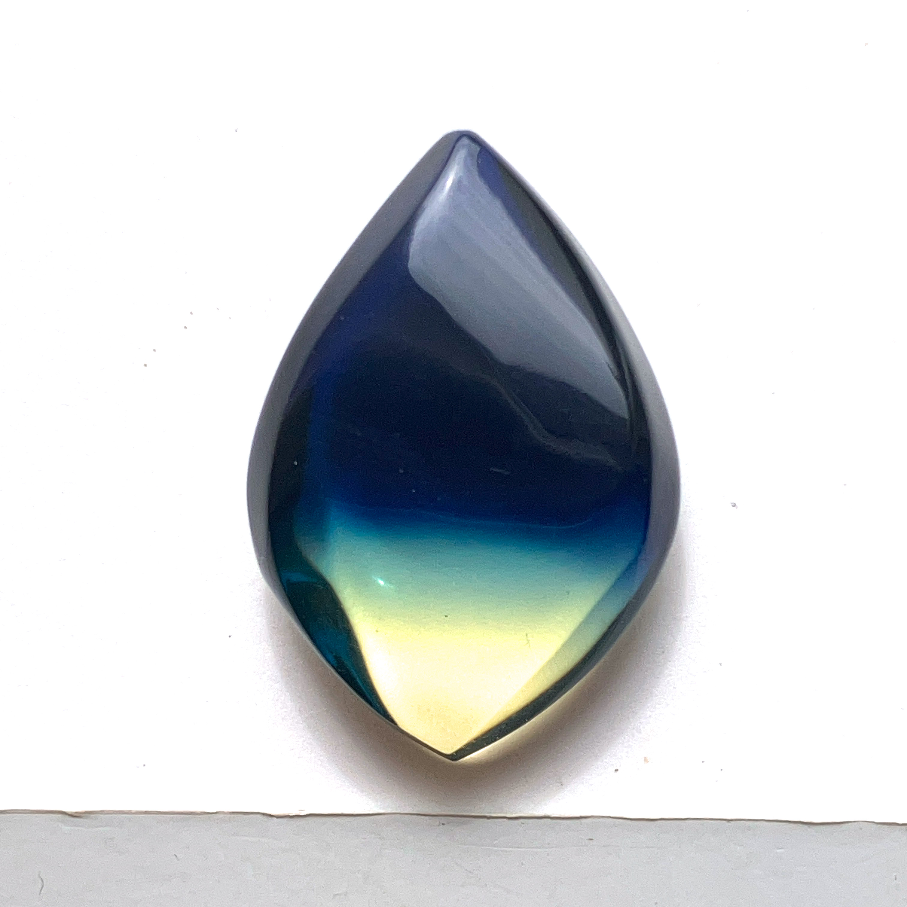 片穴サファイヤブルーアンバー[250] 31x21mm 13Cts