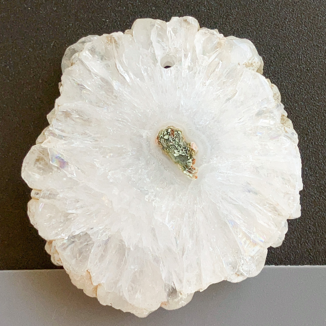 穴あきソーラークォーツ[162] 41x38mm 92Cts